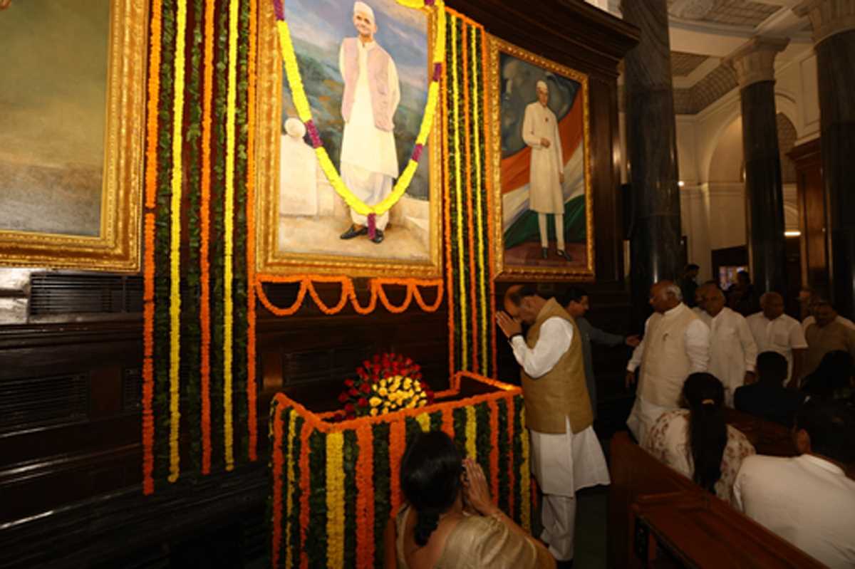 सेंट्रल हॉल में महात्मा गांधी और शास्त्री के चित्रों पर कई नेताओं ने पुष्पांजलि अर्पित कर किया नमन